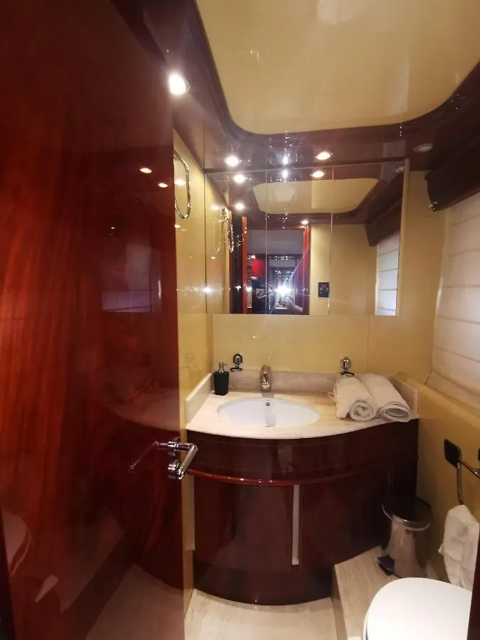 Hotel Magnificent Luxury Yacht In Barcelona Center Hotel en barco
