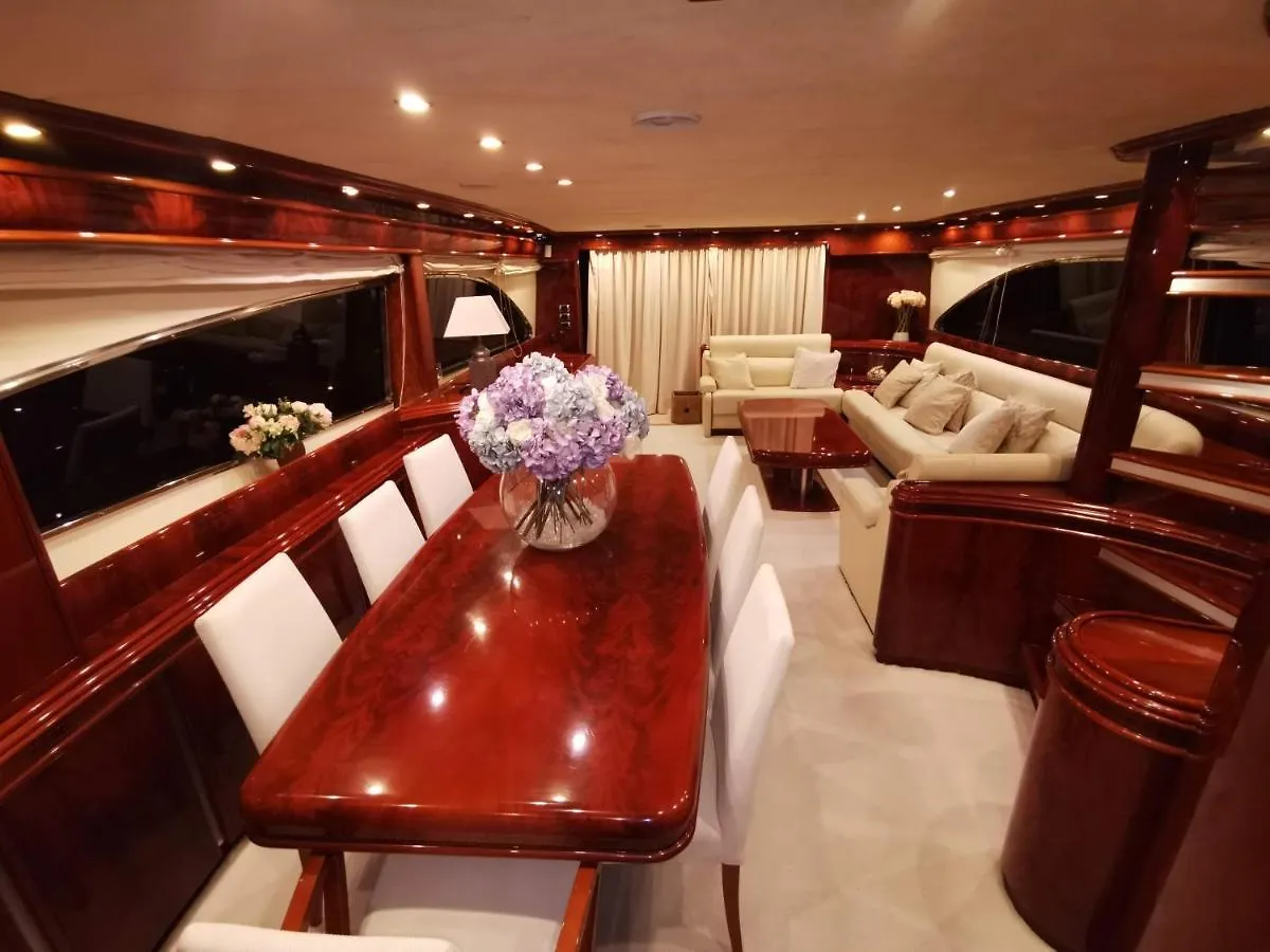 Hotel Magnificent Luxury Yacht In Barcelona Center Hotel en barco