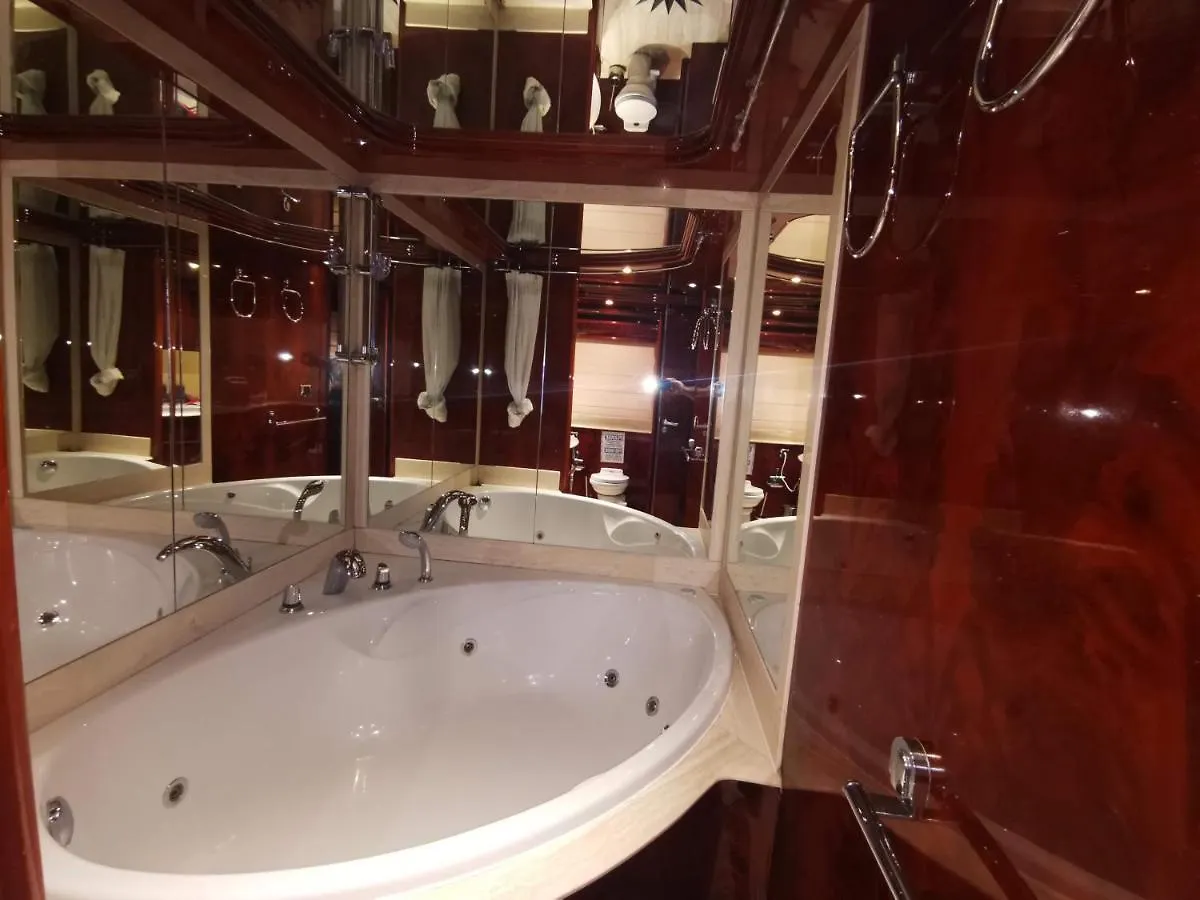 Hotel en barco Hotel Magnificent Luxury Yacht In Barcelona Center